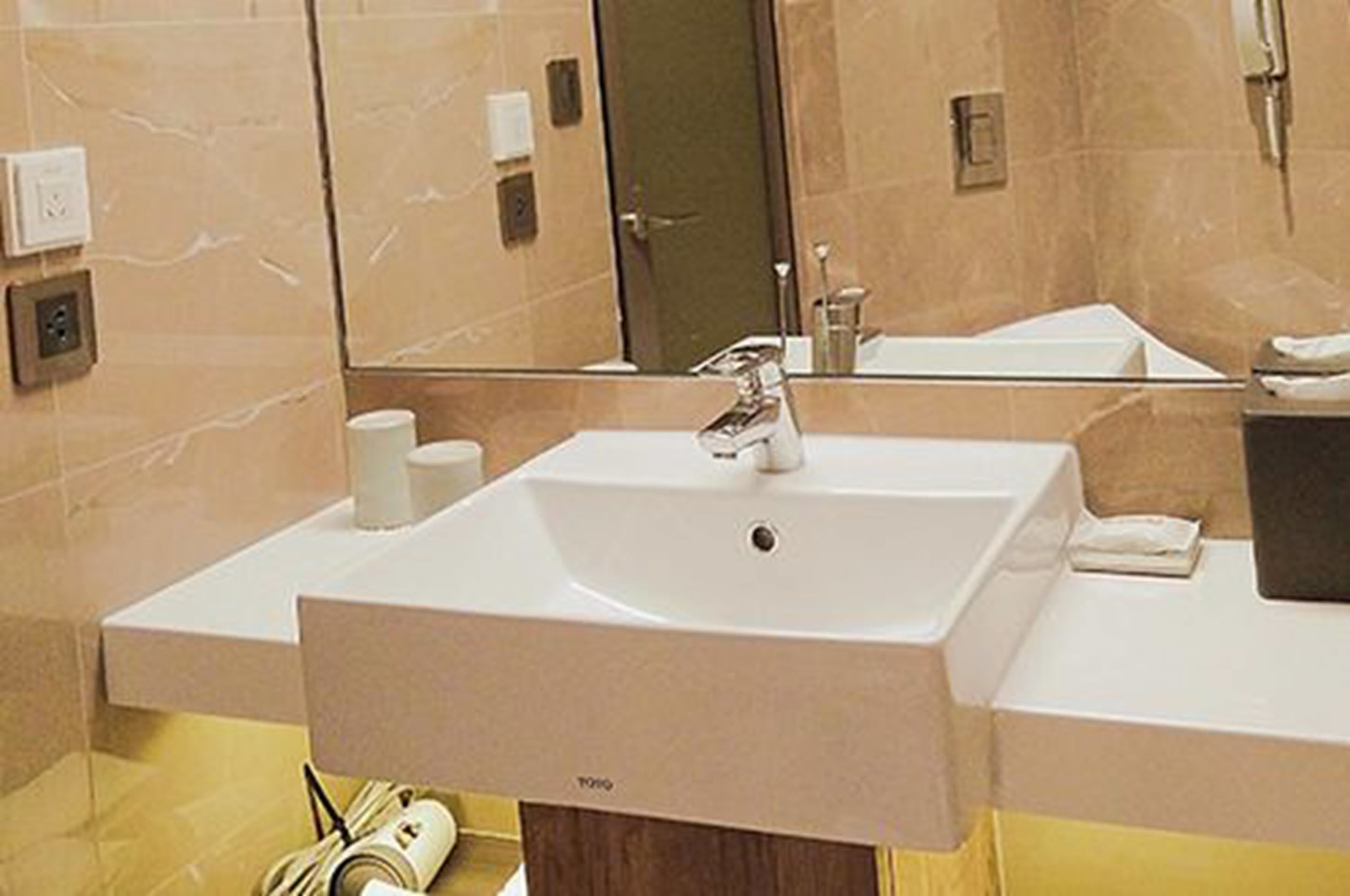 combined shower/bathtub, deep-soaking bathtub, hair dryer, slippers