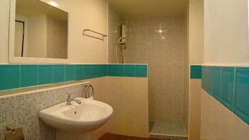 Habitación doble superior | Baño | Regadera, amenidades de baño gratuitas, toallas 