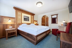 基础双人房, 1 张双人床 | 客房内保险箱、特色装修、特色家居、办公桌