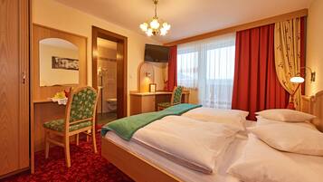 Basic-Doppelzimmer, 1 Doppelbett | Zimmersafe, individuell dekoriert, individuell eingerichtet