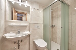 Shower, hair dryer, towels, toilet paper - Pension Bartlbauer (Ramsau am Dachstein)
