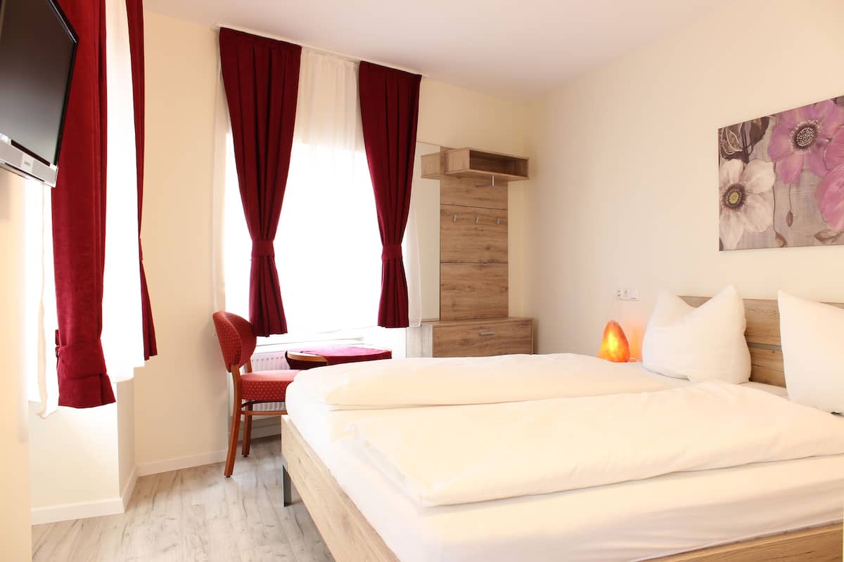 Premium bedding, in-room safe, desk, laptop workspace