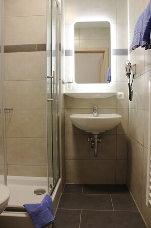 Suihku, sadesuihkupää, ilmaiset hygieniatuotteet, hiustenkuivaaja