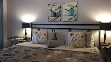 Superior Double room (6) | Ropa de cama de alta calidad y decoración personalizada