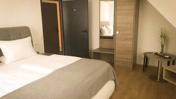 Premium bedding, in-room safe, desk, free WiFi