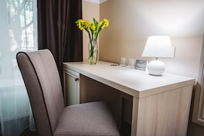 Suite | Minibar, caja de seguridad en la habitación y escritorio