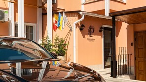 A black car parked in front of a hotel with a sign reading "Potemkin Hotel". - Potemkinn Hotel (Odesa)