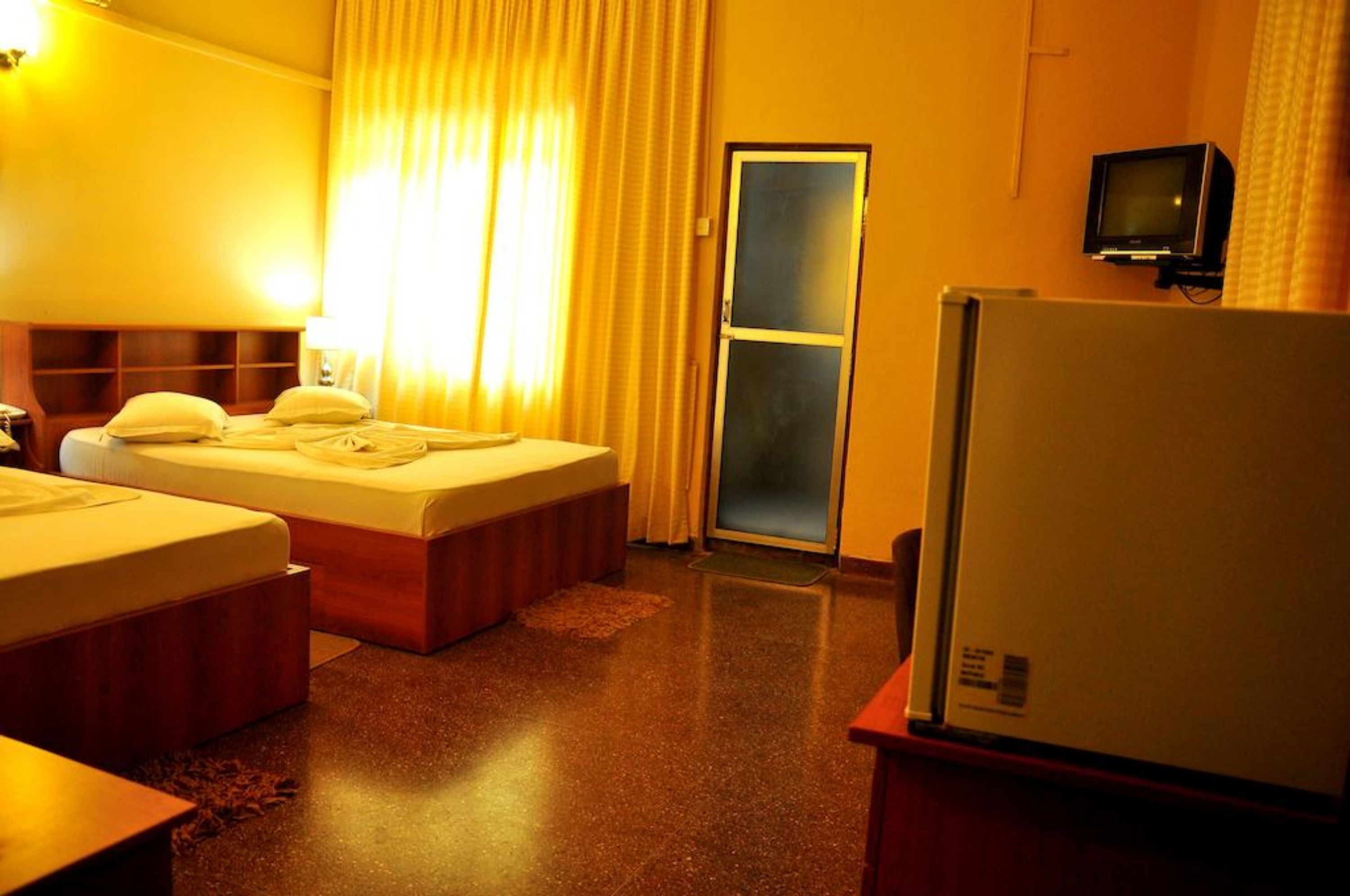 Kamar Twin Standar | Seprai premium, meja kerja, dan setrika/meja setrika