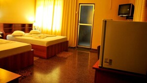 Chambre Standard avec lits jumeaux | Literie de qualité supérieure, bureau, fer et planche à repasser