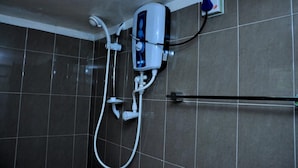 Douche, articles de toilette gratuits, sèche-cheveux, bidet