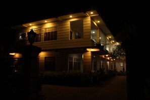 Fassade der Unterkunft – Abend/Nacht