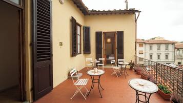 Camera Matrimoniale Piccola con Bagno privato Esterno | Daunenbettdecken, Zimmersafe, Schreibtisch, Verdunkelungsvorhänge