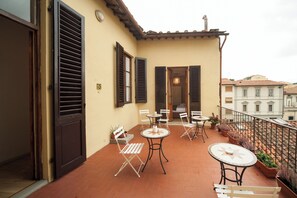 Camera Matrimoniale Piccola con Bagno privato Esterno | Down comforters, in-room safe, desk, blackout drapes - La Porta del Paradiso (Florence)