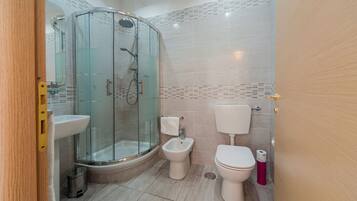 Set di cortesia gratuito, asciugacapelli, bidet, asciugamani