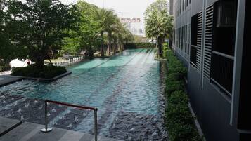 Kolam renang outdoor, dengan payung kolam renang dan kursi berjemur