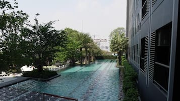 Piscina externa, guarda-sóis, espreguiçadeiras