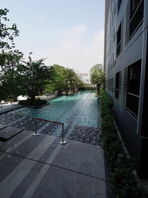 Piscina externa, guarda-sóis, espreguiçadeiras