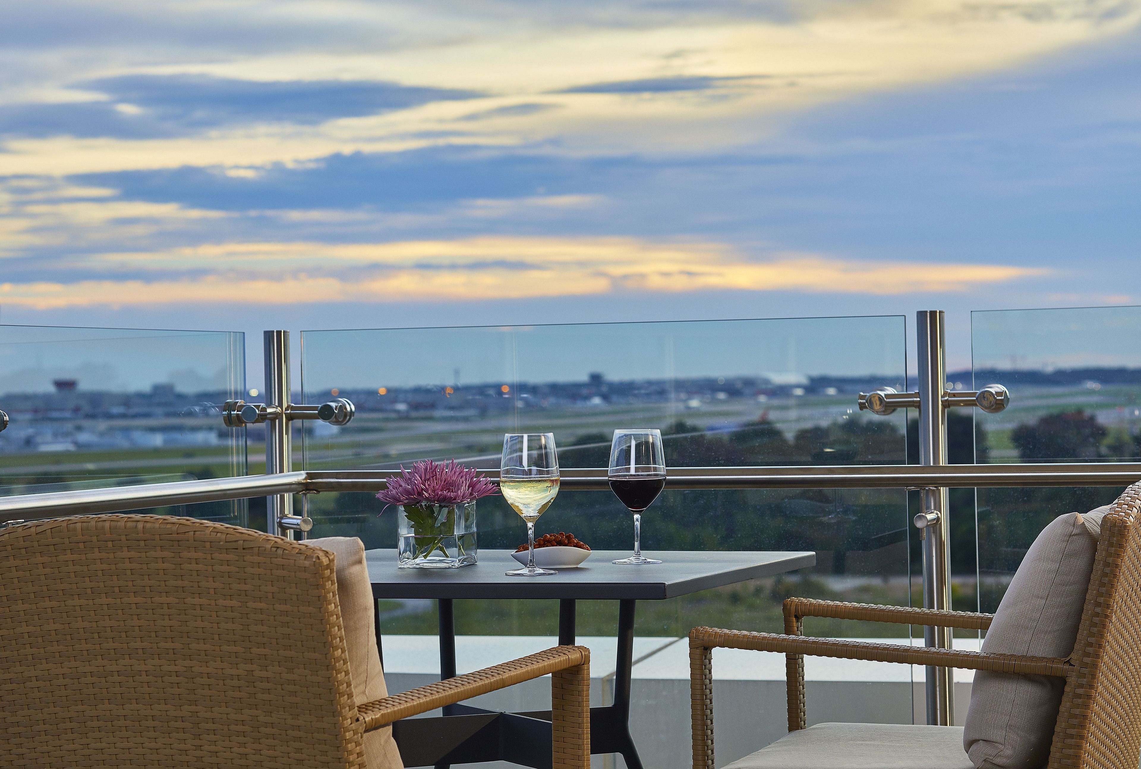 Serveert ontbijt, lunch en diner