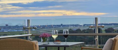 Serveert ontbijt, lunch en diner