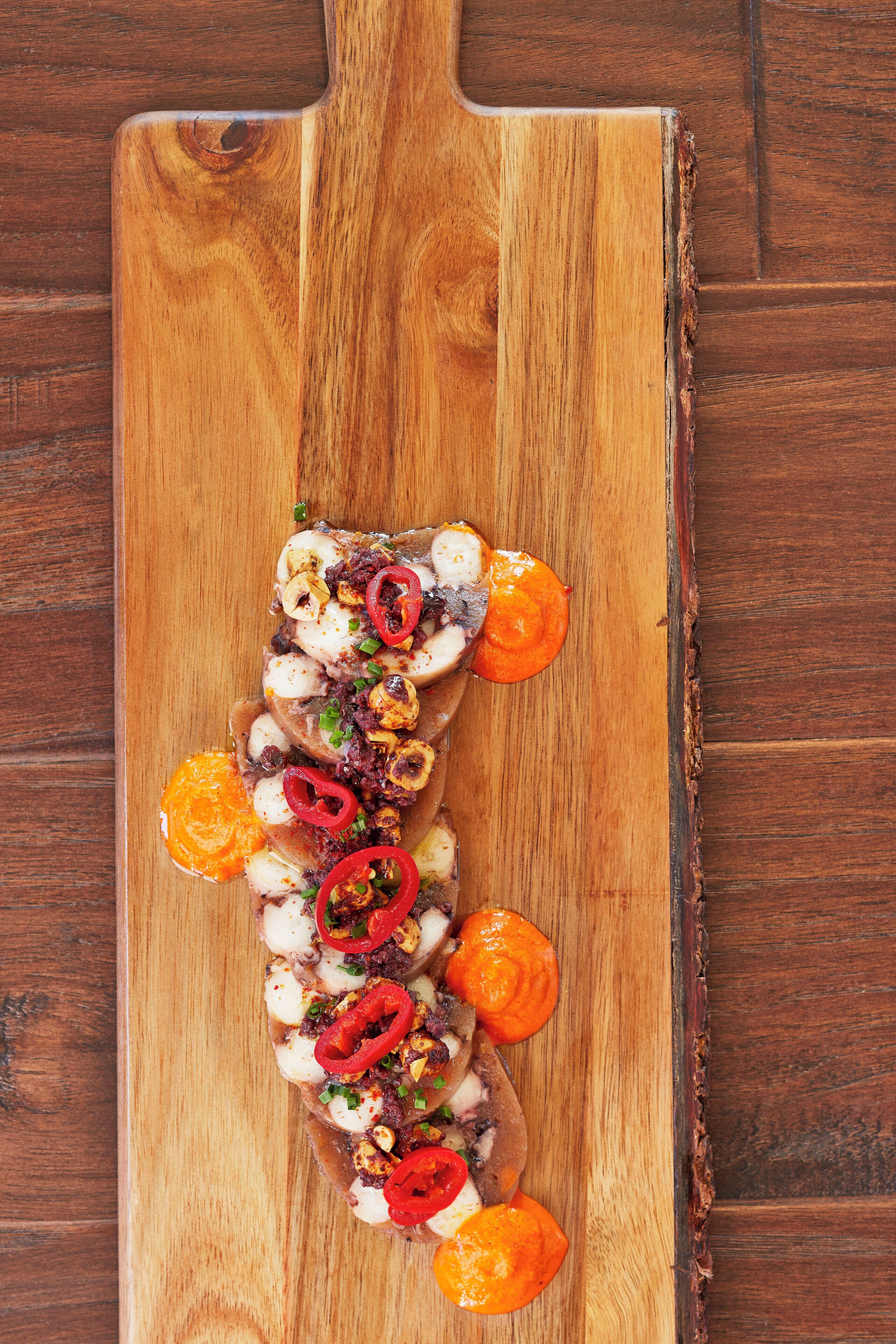 Una tabla de madera con una disposición de alimentos.