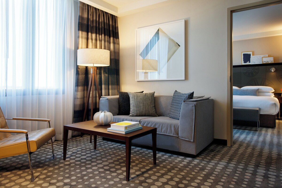 Suite estudio, 1 cama King size | Ropa de cama de alta calidad y caja de seguridad en la habitación 