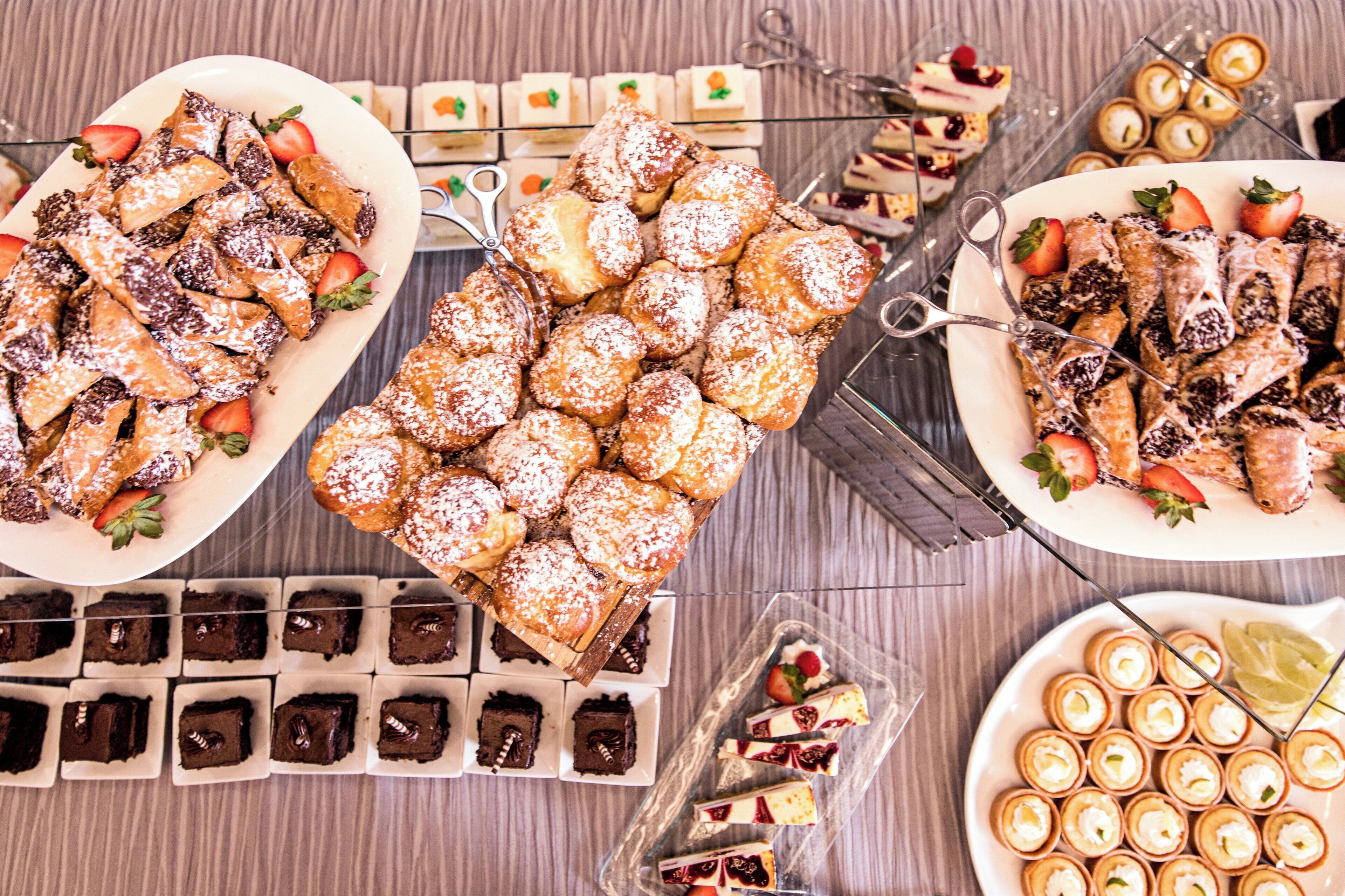 Une variété de desserts présentés sur une table de buffet.