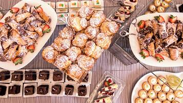 Une variété de desserts présentés sur une table de buffet.