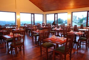 Breakfast, lunch and dinner served - Tea Bush Hotel - Nuwara Eliya (Nuwara Eliya)