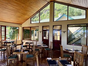 Aperto a colazione, cucina internazionale, con vista sul giardino