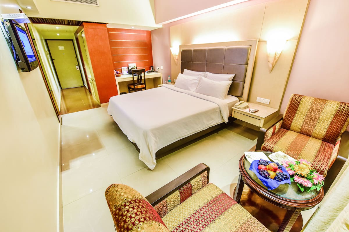Deluxe Room, 2 Single Beds | Minibar, in-room safe, desk, soundproofing