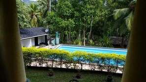 Piscina all'aperto, una piscina naturale