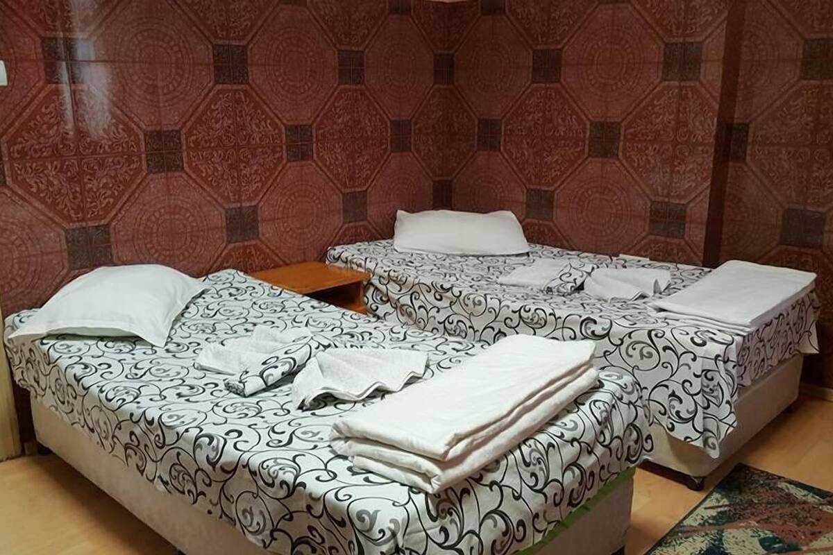 Habitación estándar con 2 camas individuales | Decoración personalizada, muebles diferentes y wifi gratis