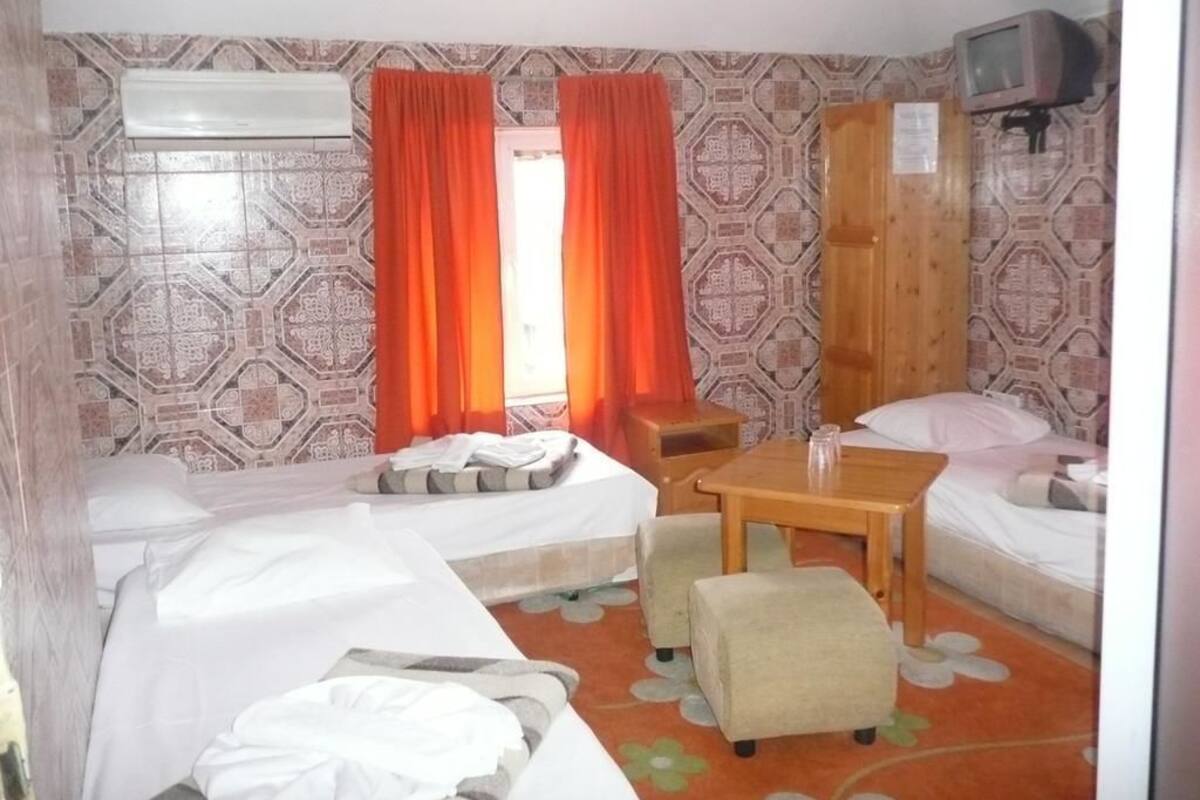 Habitación triple estándar | Decoración personalizada, muebles diferentes y wifi gratis