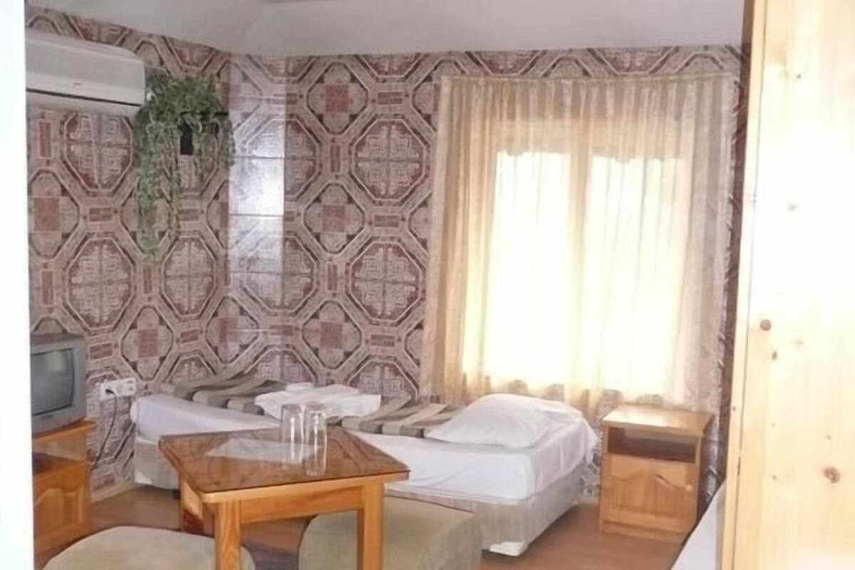 Habitación económica con 2 camas individuales | Decoración personalizada, muebles diferentes y wifi gratis