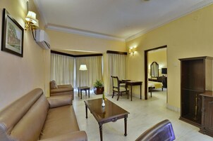 Suite | Living room | TV