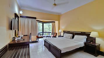 Deluxe-værelse | Minibar, pengeskab på værelset, skrivebord, strygejern/strygebræt