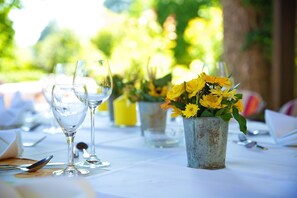 Déjeuner et dîner servis sur place