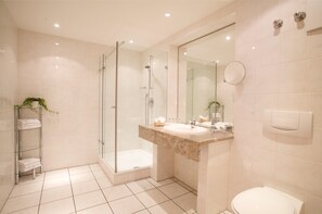 Douche, articles de toilette gratuits, sèche-cheveux, peignoirs
