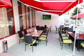 Se sirven desayunos y cocina de Europa del este, con vista al jardín