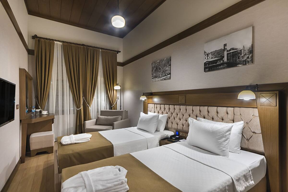 Chambre Deluxe, vue sur le fleuve | Minibar contenant certains articles gratuits, coffre-fort, bureau