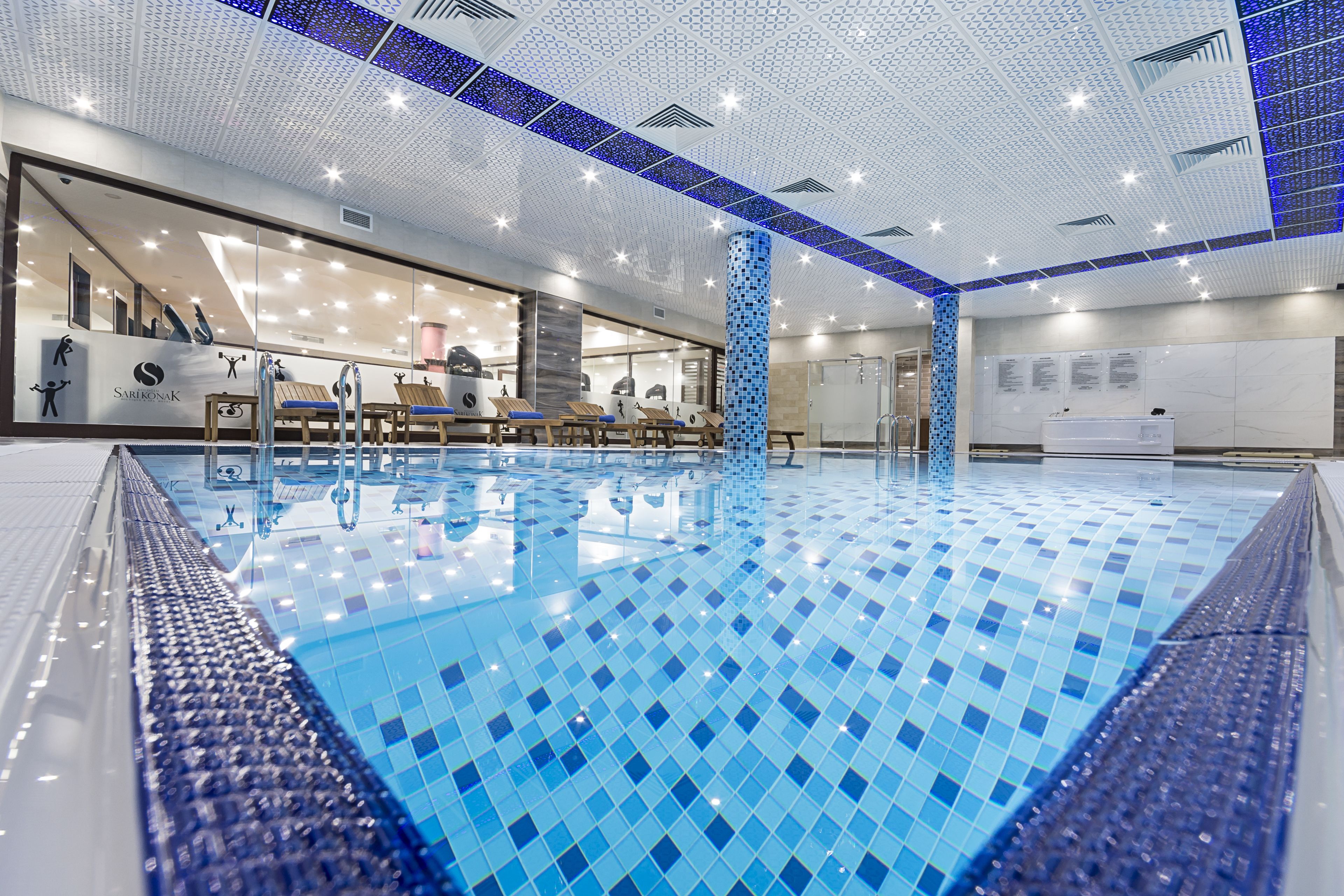 Indoor pool, sun loungers