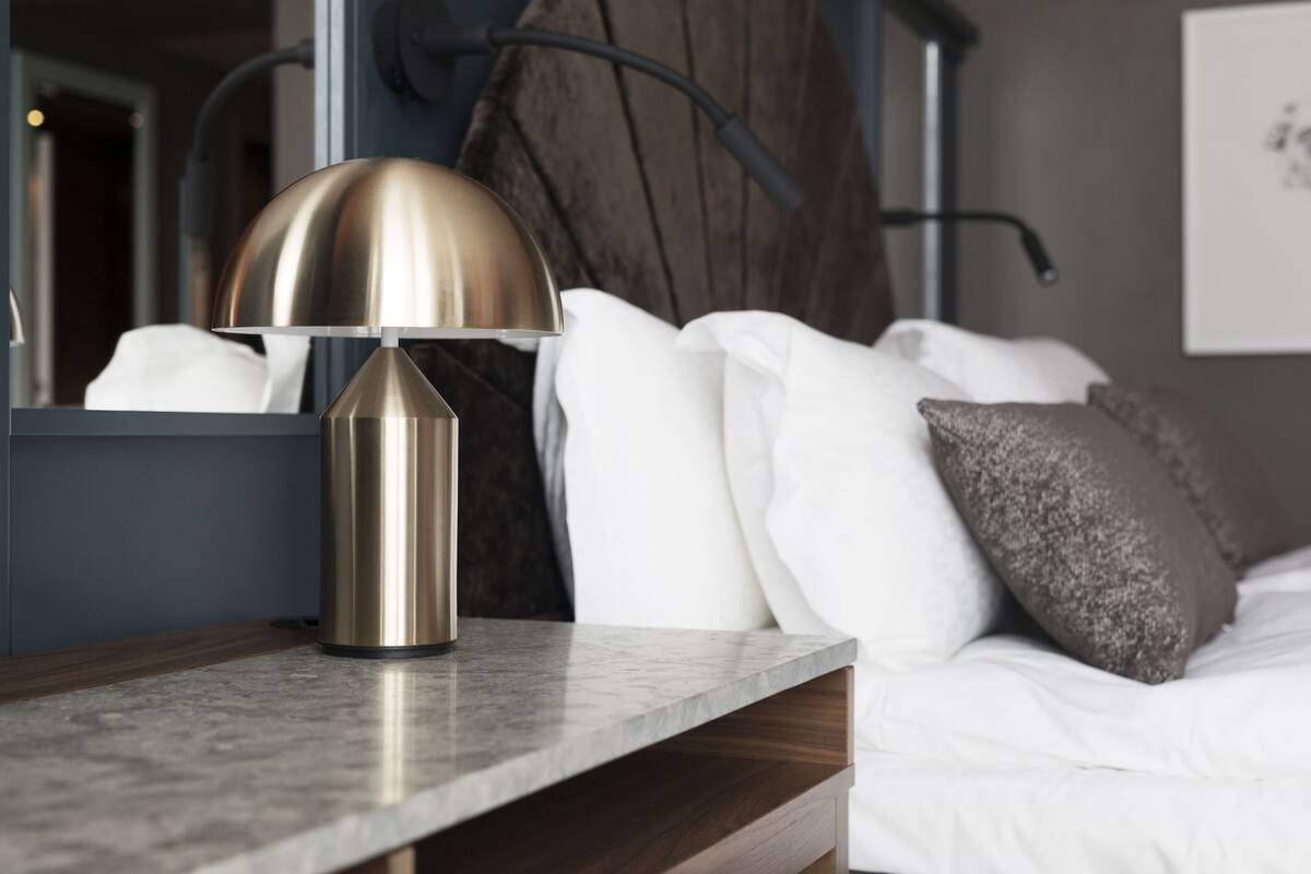 deluxe double room, 1 king bed | minibar, in-room safe, desk, iron/ironing board