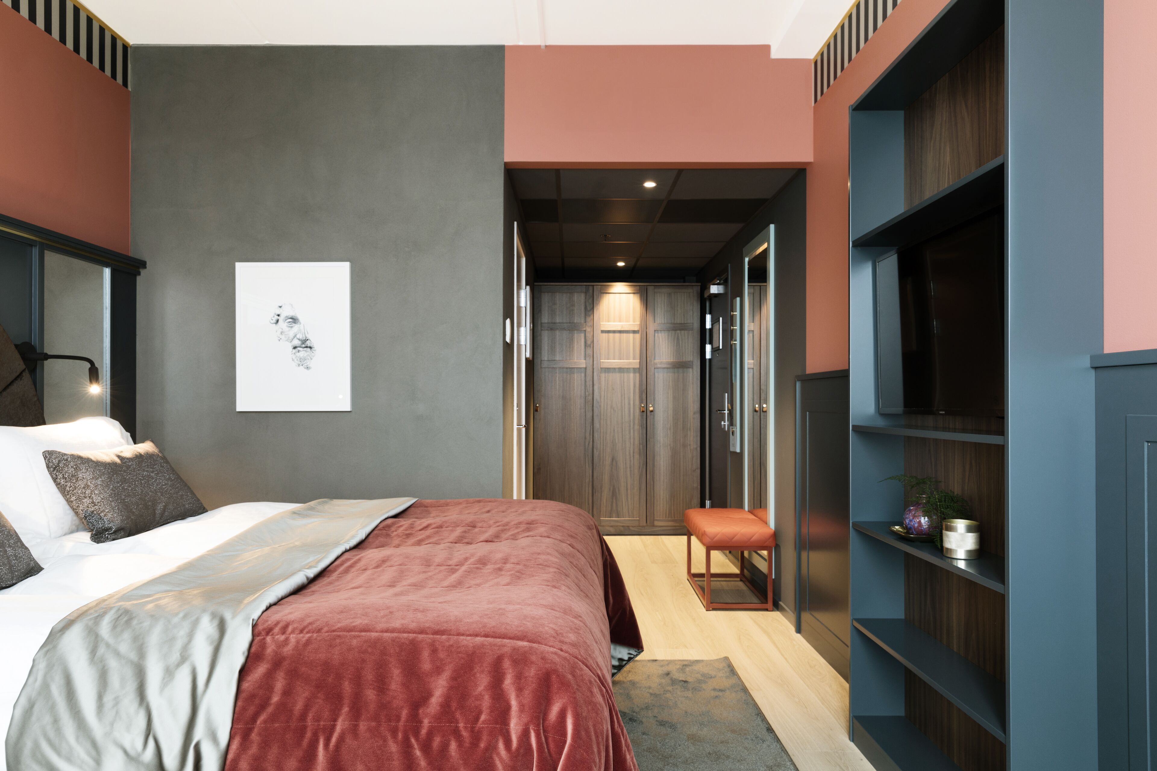 deluxe double room, 1 king bed | minibar, in-room safe, desk, iron/ironing board