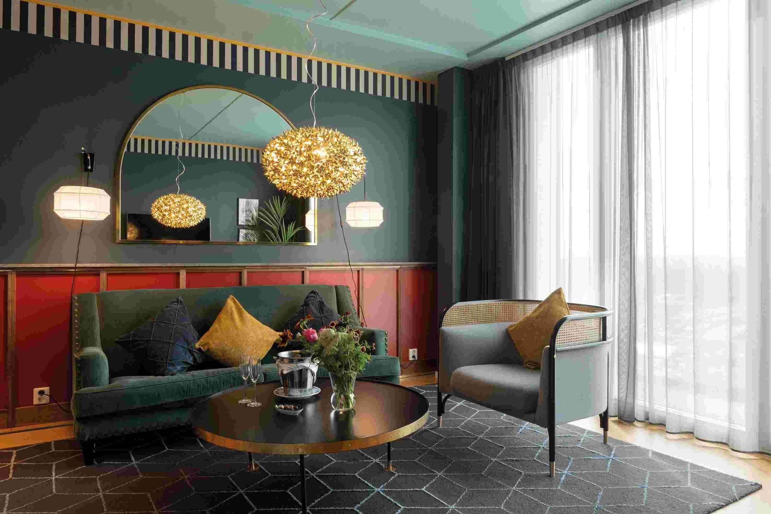 Minibar, caja de seguridad en la habitación y escritorio 