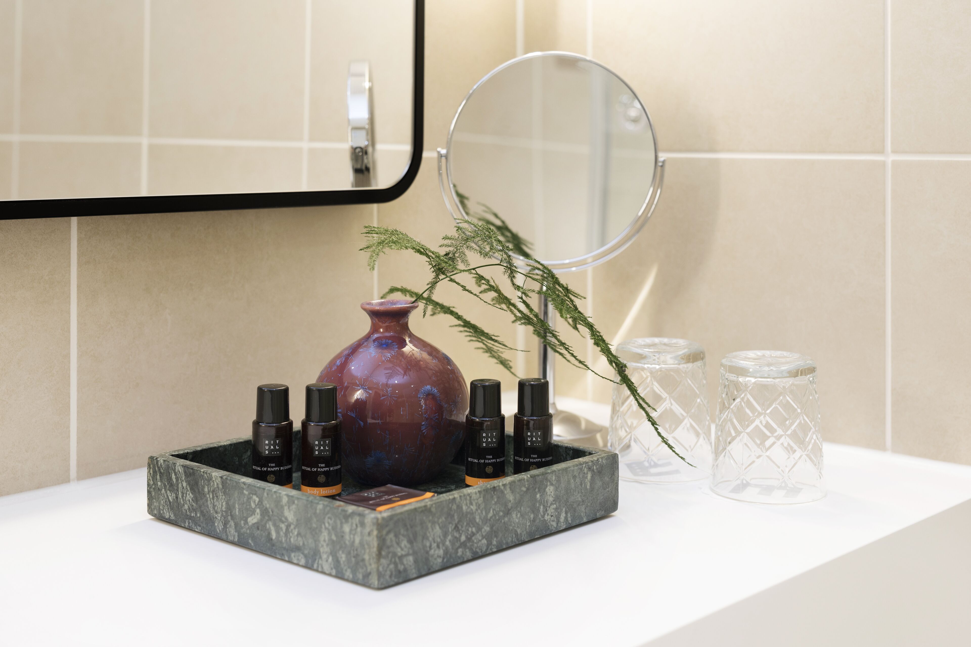 Deluxe Double Room, 1 King Bed | Bathroom | Shower, hair dryer, towels