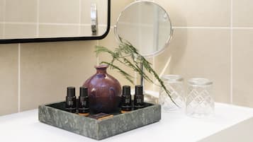 华丽双人房, 1 张特大床 | 浴室 | 淋浴设施、吹风机、毛巾