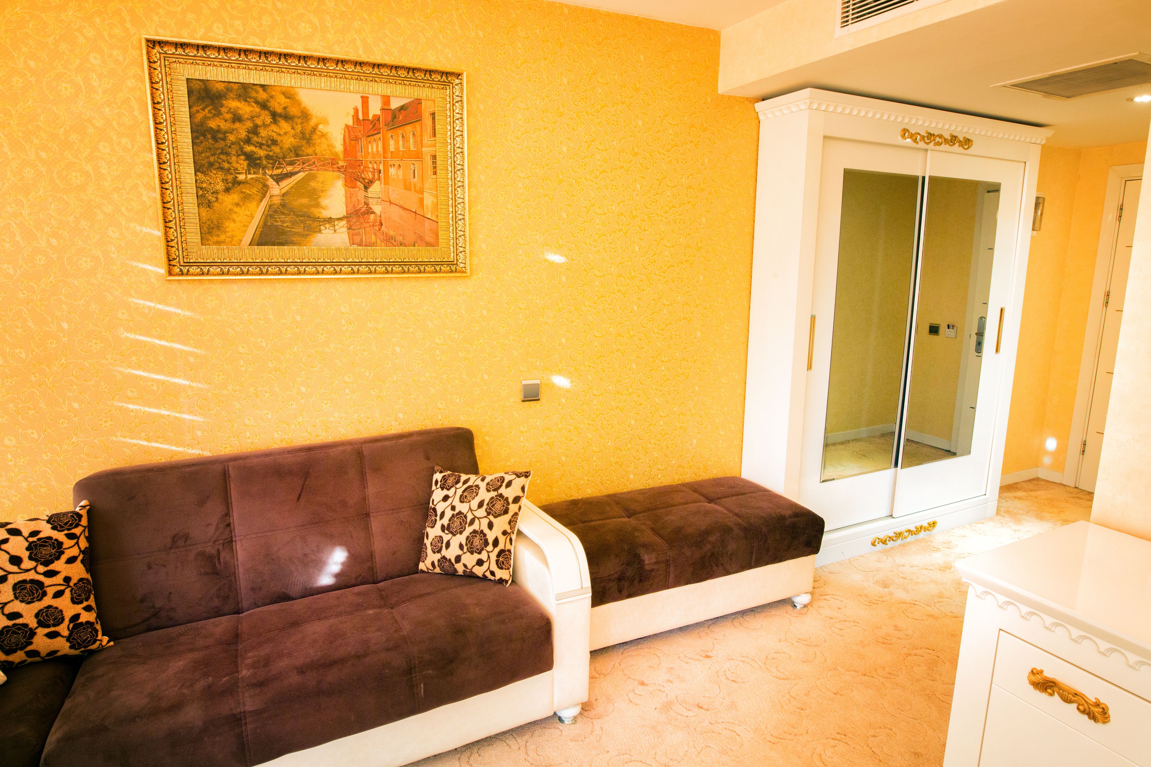 suite | living area | 32-inch lcd tv with satellite channels, tv
