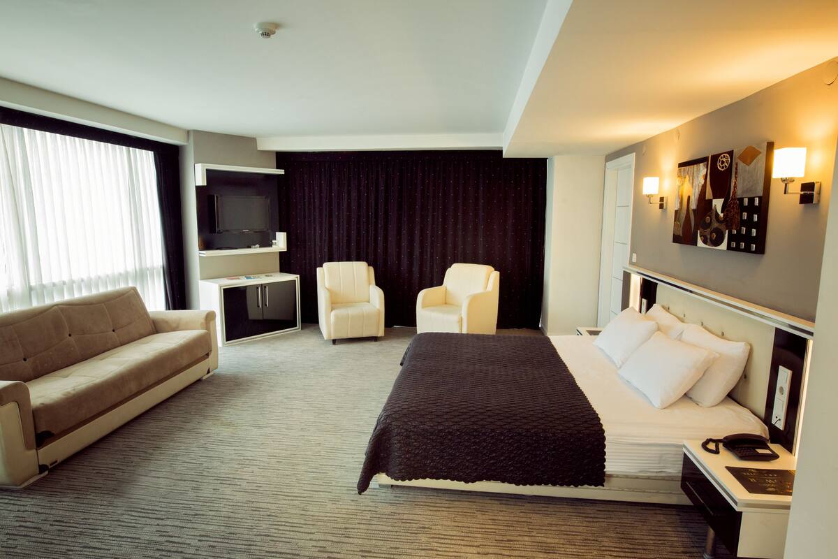 premium bedding, minibar, in-room safe, desk