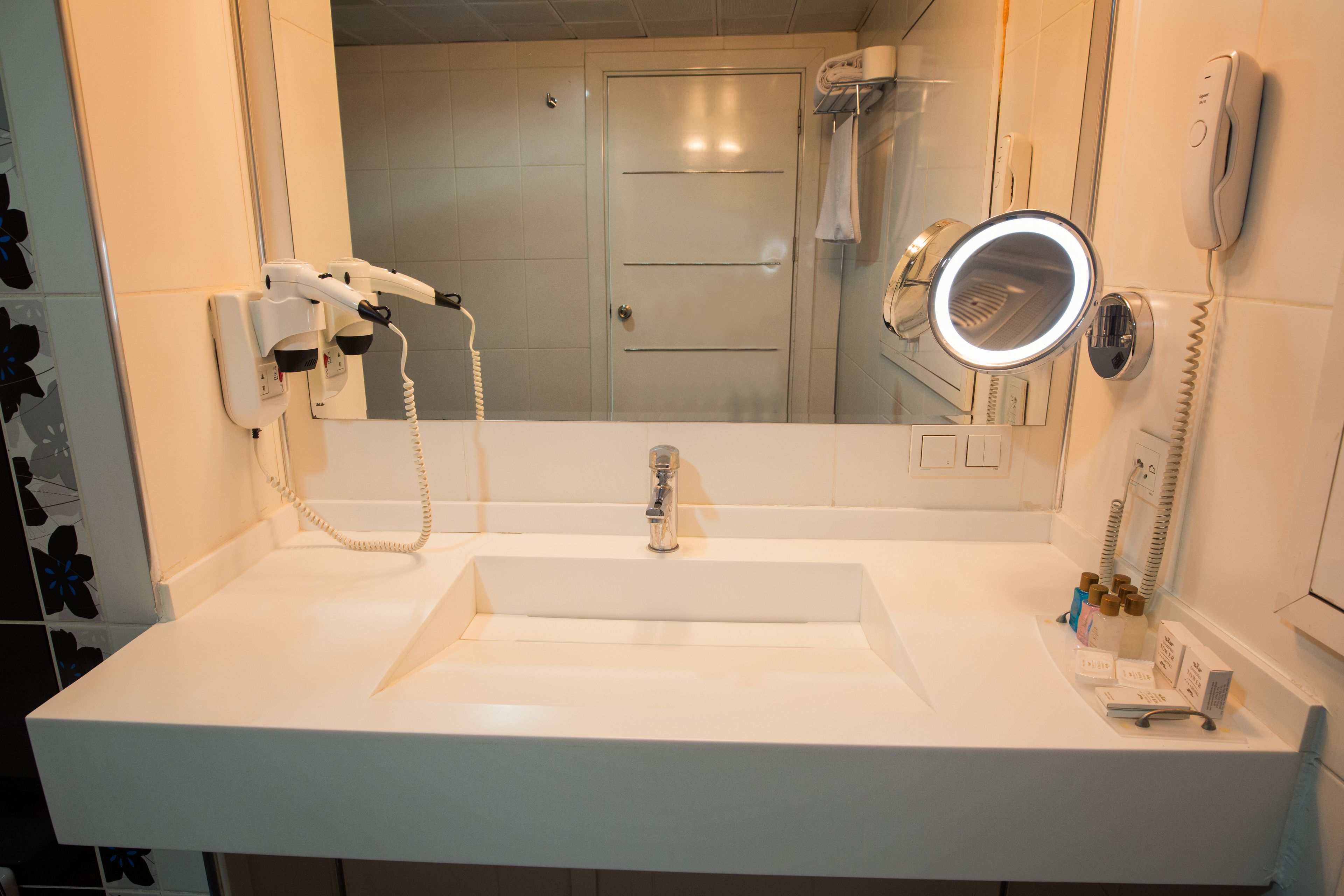 comfort twin room | bathroom | shower, rainfall showerhead, designer toiletries, hair dryer