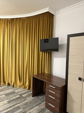 32-Zoll-Flachbildfernseher mit Kabelempfang, Fernseher